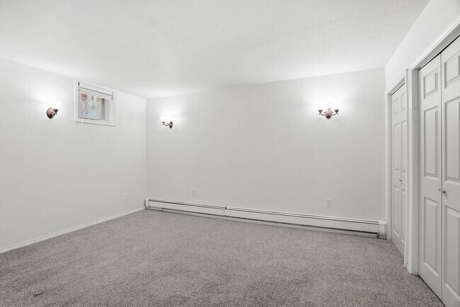 Building Photo - 508 E 19th Ave