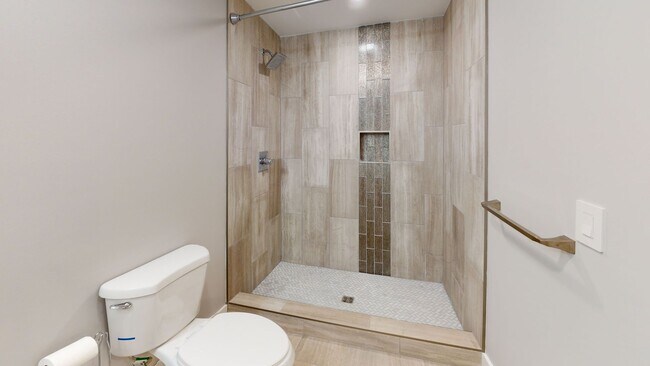 Building Photo - FA1315 18BR TRIPLEX (6/6/6)