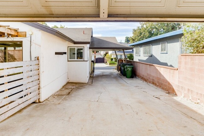 Building Photo - Beautifully Remodeled 4 Bed / 2 Bath Home in Prime Inglewood — Detached Garage + Spacious Yard