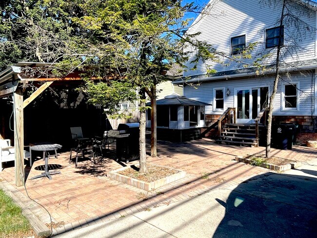 Building Photo - 119 Crane Ave