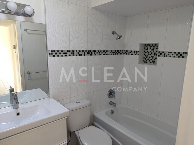 Building Photo - Spacious 3BR/2BA Home for Rent in Beautiful Palm Springs