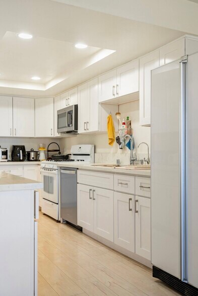 Building Photo - 1260 Armacost Ave