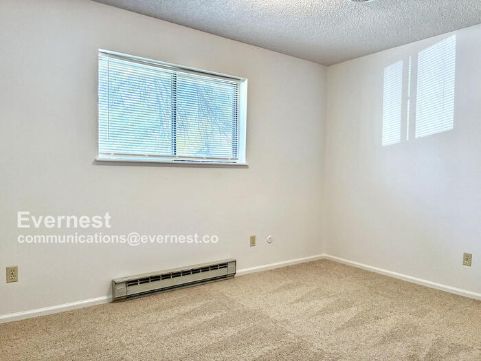 Building Photo - 836 Vanderbilt Ct