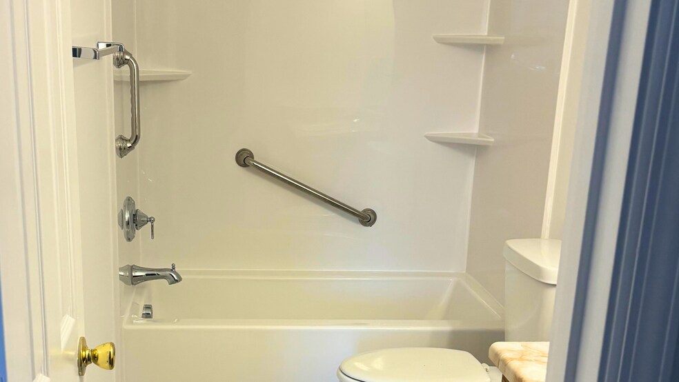 Upstairs full bathroom with tub/shower combo. - 905 Park Pl NE