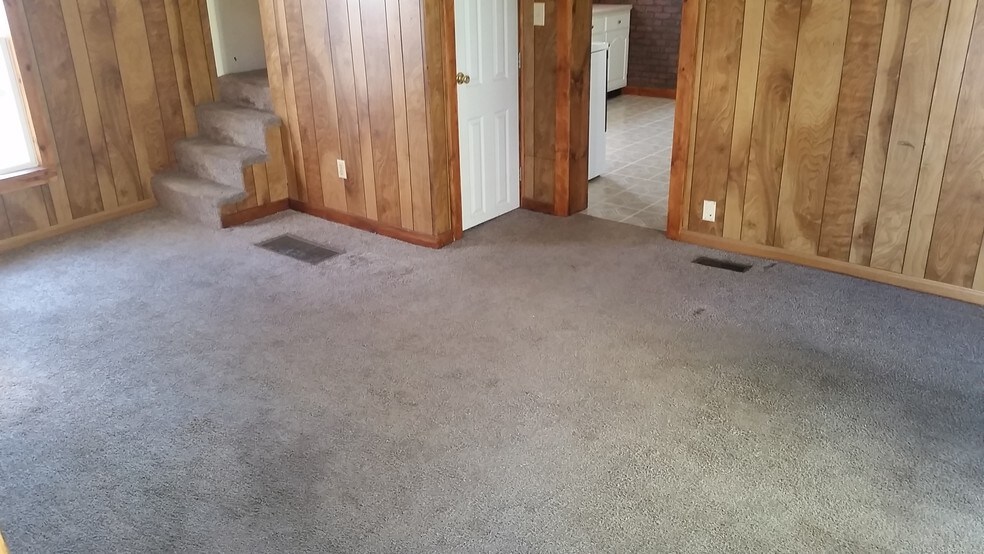 Building Photo - 315 S Maple St