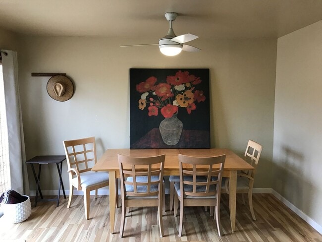 Building Photo - 3-bedroom 2 bath Home with Central AC - Fully Furnished