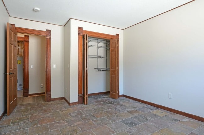 Building Photo - Spacious 5-Bed, 3 Bath Home in Delano - Available Now!