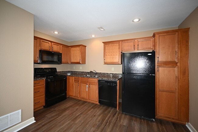 Building Photo - 3 Bedroom, 2.5 bath Townhome with 1 car garage!
