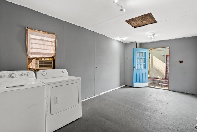 Building Photo - Great 3 Bedroom close to the Beach!