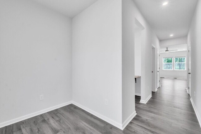 Building Photo - PRICE DROP! Spacious Westbriar Woods Home ...