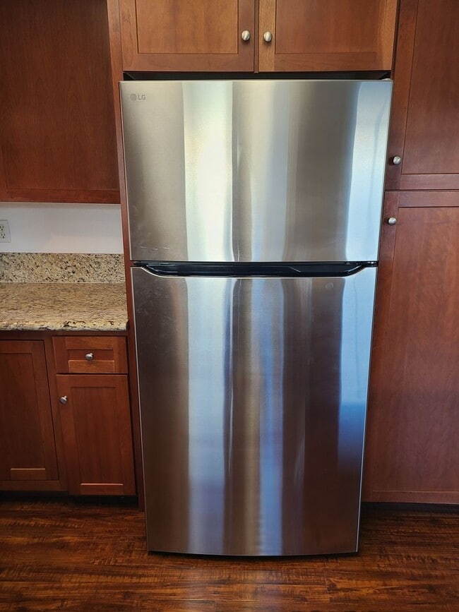 Building Photo - Spacious Two story 3 bed 2.5 baths + 2 car garage in great school district.