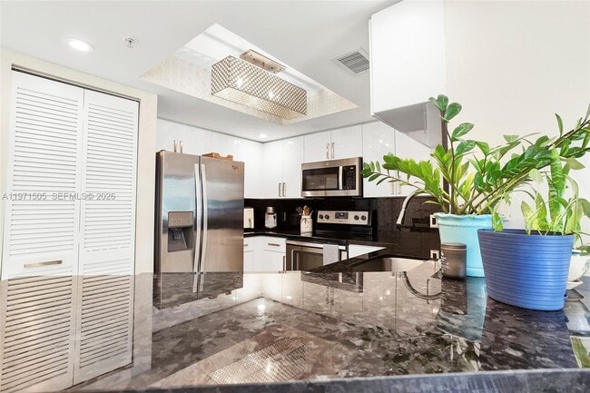 Building Photo - 2009 SE 10th Ave