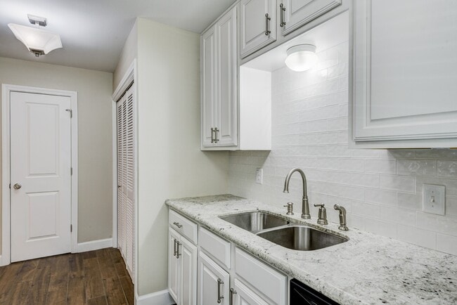 Building Photo - 5869 Valley Forge Dr