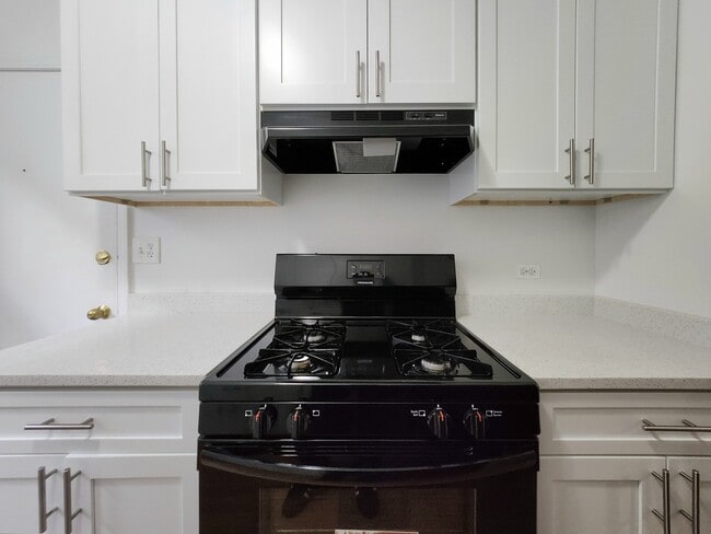 Building Photo - 3221 W Diversey Ave