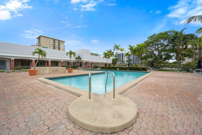 Building Photo - 600 NE 2nd St