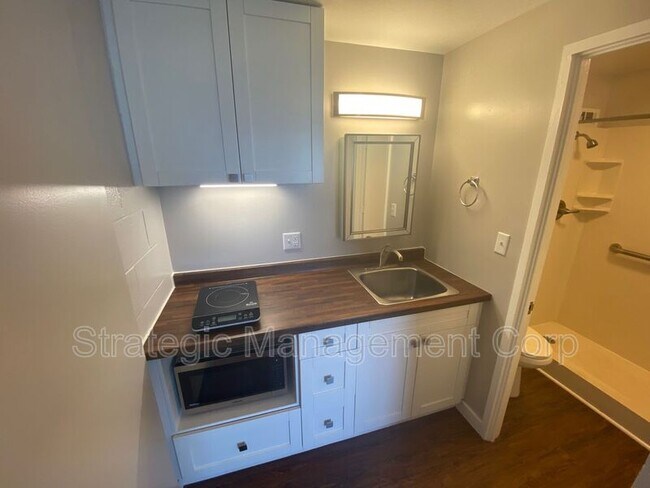 Building Photo - 1301 Lusitana St