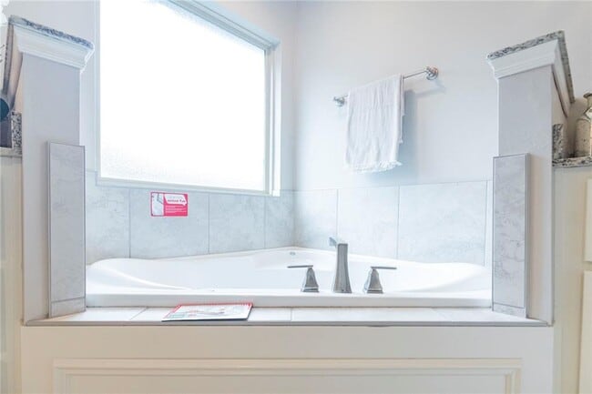 Building Photo - Stunning new home + 4 bedrooms + 3 bathroo...