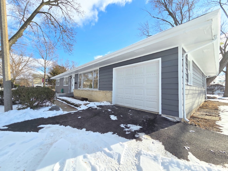 Building Photo - 29 E Lake Shore Dr