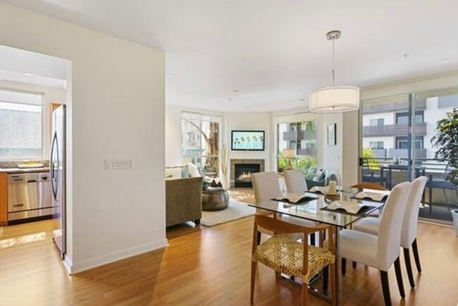 Building Photo - Rare Opportunity to Rent Spacious & Bright WLA Condo