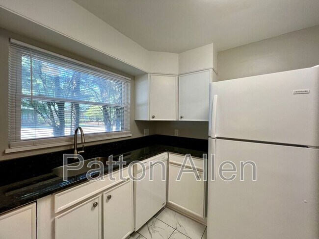 Building Photo - 1020 Hendersonville Rd