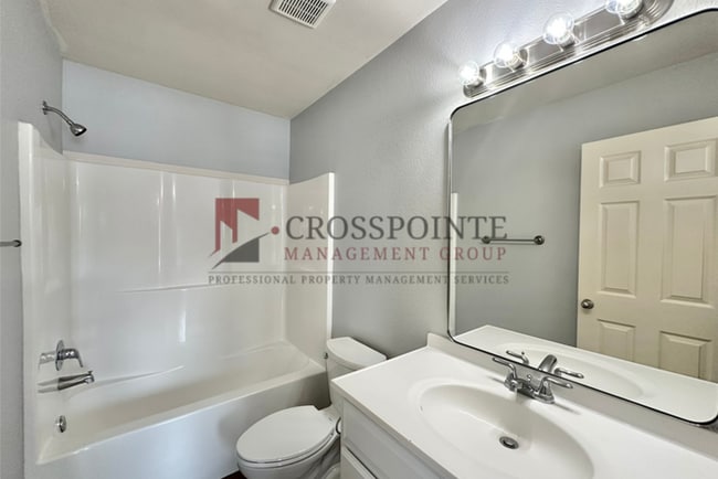 Building Photo - 2 Bedroom 2 Bath Duplex at Mansion Creek in Tyler! 1/2 OFF your first full month’s rent!