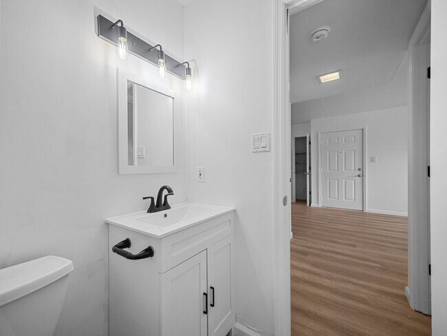 Building Photo - Ravenwood Apartments!!