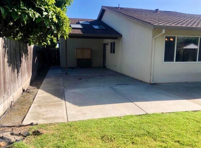 Building Photo - Montecito Estates 3 Bed/ 2 Bath Home