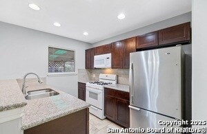 Building Photo - 205 Royal Dr
