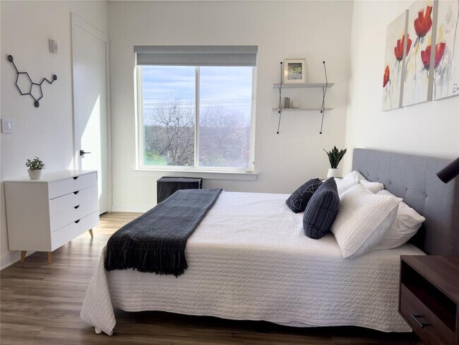 Building Photo - 2804 S 1st St