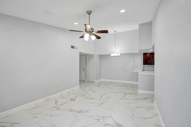 Building Photo - Renovated and Updated 2 Bed, 2 Bath Condo ...