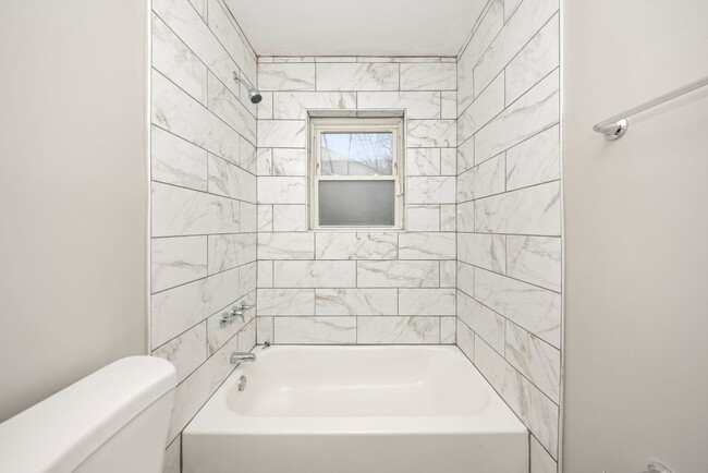 Building Photo - 3 bedroom newly renovated $1250