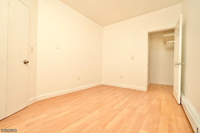 Building Photo - 466 Cortlandt St