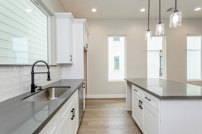 Building Photo - 1439 W 25th St