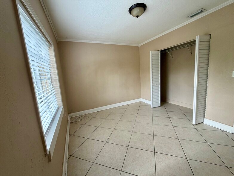 Building Photo - 520 SW 56th Ave