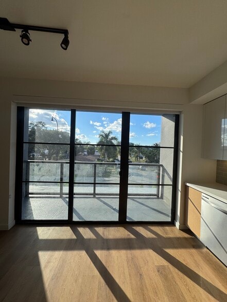 Building Photo - 1640 NE 125th St