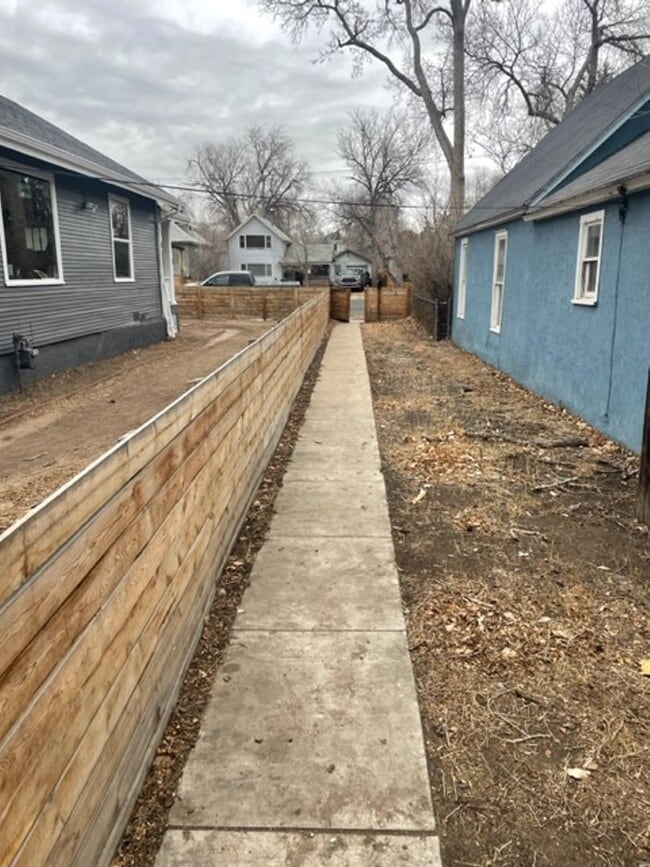 Building Photo - Adorable West Side Bungalow