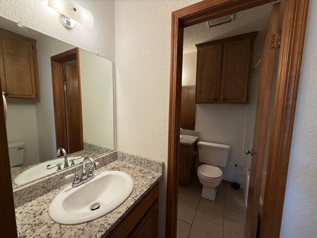 Building Photo - Three Bedroom, 2 Bath large Yard