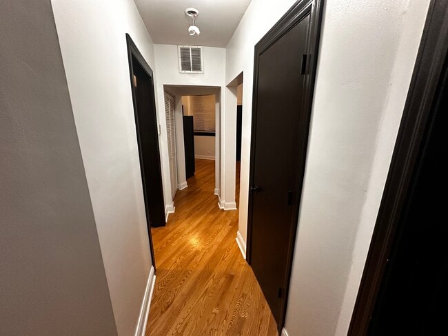 Building Photo - 4759 N Lincoln Ave