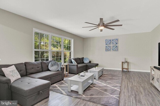 Building Photo - Spacious 4BR House in Lewisberry