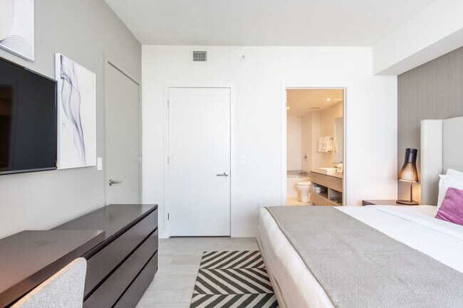 Building Photo - 4010 S Ocean Dr