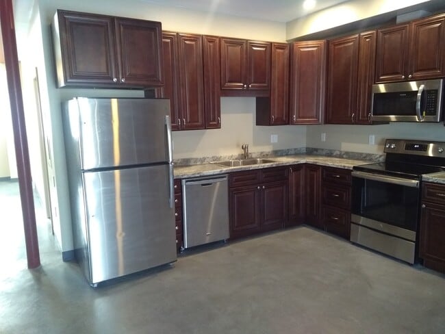 Building Photo - 372 Old County Rd