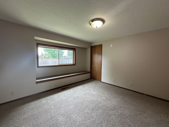 Building Photo - Updated Three Bedroom Home in North Salem