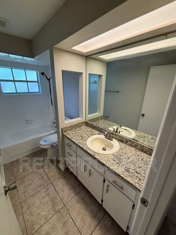 Building Photo - 360 Vincent Dr