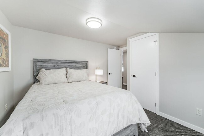 Building Photo - FURNISHED HOUSE! Short or Long Term! Large Newly Renovated Fully Furnished Modern 5 Bedroom Home ...