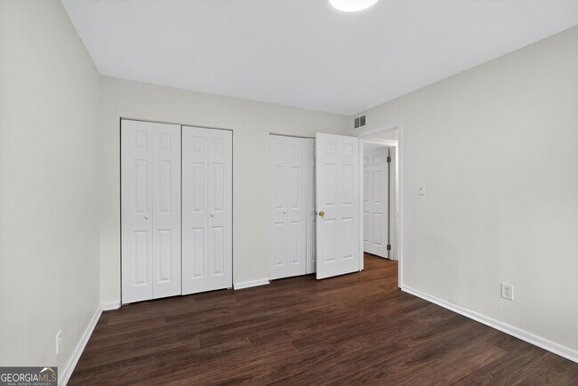 Building Photo - 2516 Peachwood Cir NE