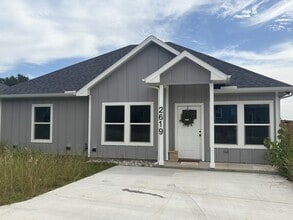 Building Photo - 2619 Creekview Dr