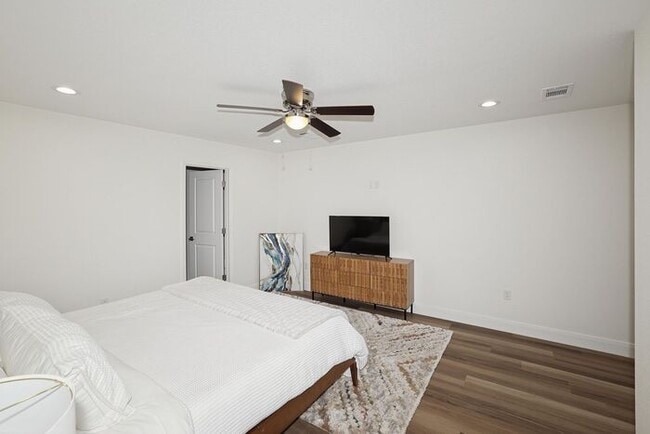 Building Photo - Furnished