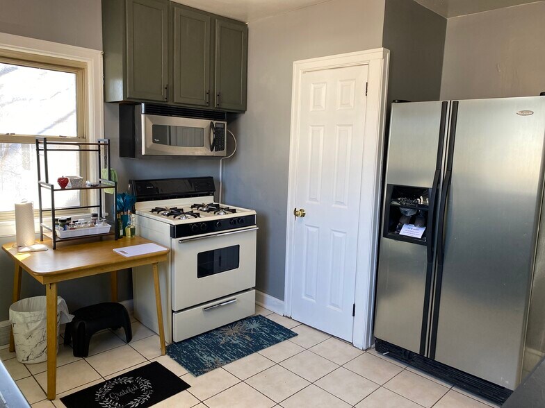 Main level kitchen - 712 Washington Memorial Dr