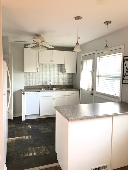 Building Photo - 10641 S Artesian Ave