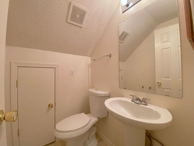 Building Photo - East El Paso 4 bed Refirg A/C